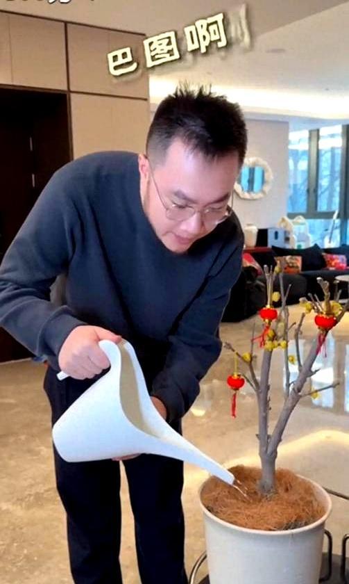 宋丹丹一家年夜饭合照火了。不是因为星光熠熠，而是她儿子巴图，那个“壮汉”，在媳