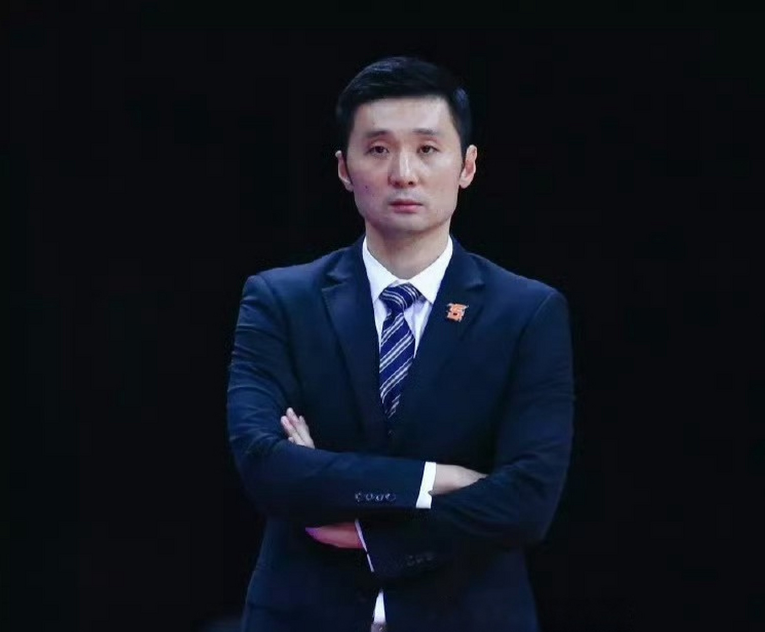 刘炜援兵来了！据CBA媒体人透露：前CBA投手罗智加入新疆男篮教练组，他将担任