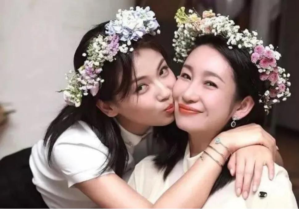 2009年，刘涛老公王珂破产负债4个亿，走投无路，刘涛打电话给闺蜜秦海璐借钱，秦