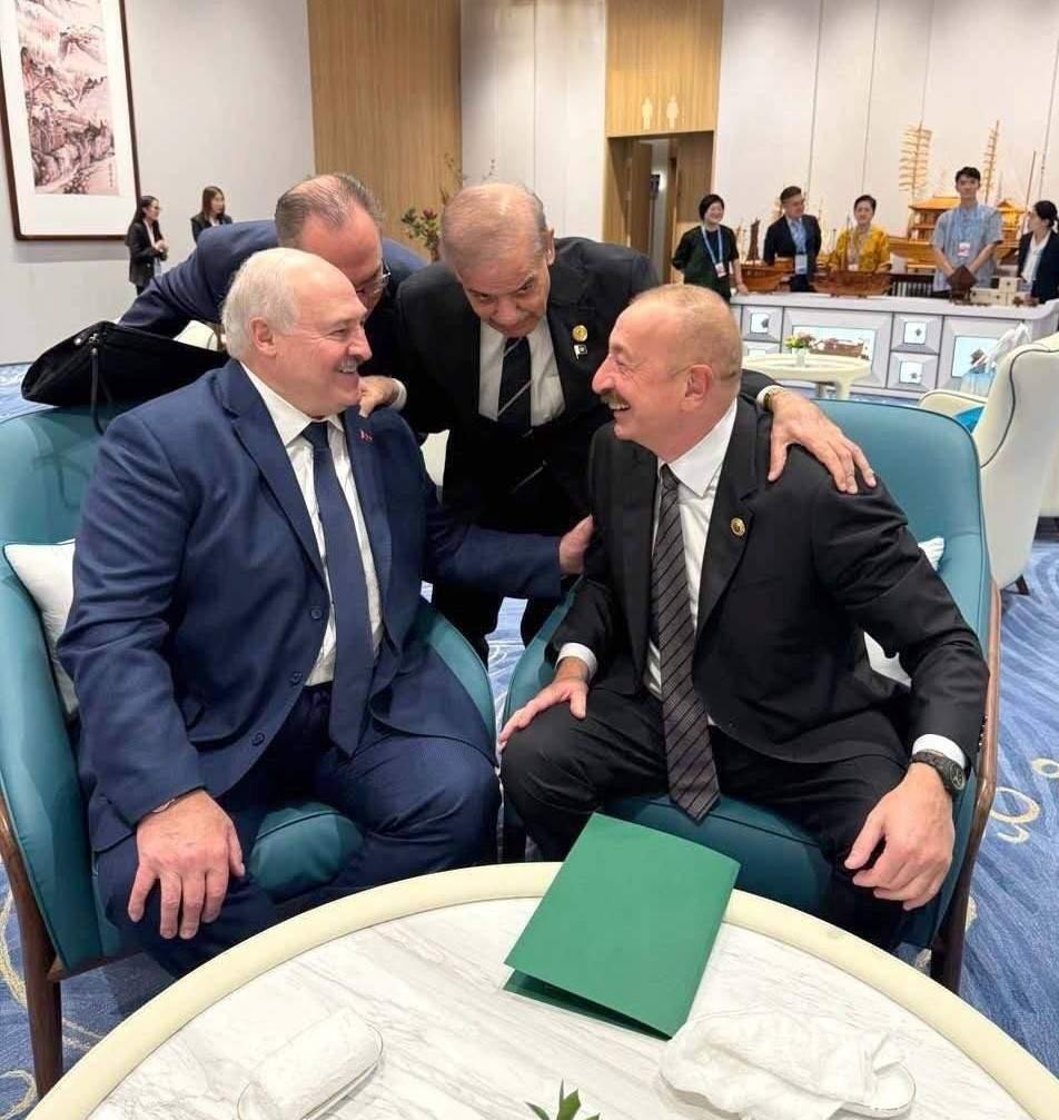 会议间隙白俄罗斯总统卢卡申科和阿塞拜疆总统阿利耶夫交谈，双方都开怀大笑，可以说相