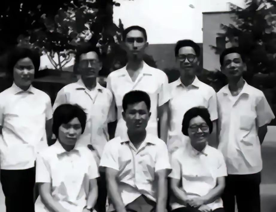 1978年，上海，邱国渭是名将邱清泉的儿子，在上海图书馆干了半辈子，低调到尘埃里