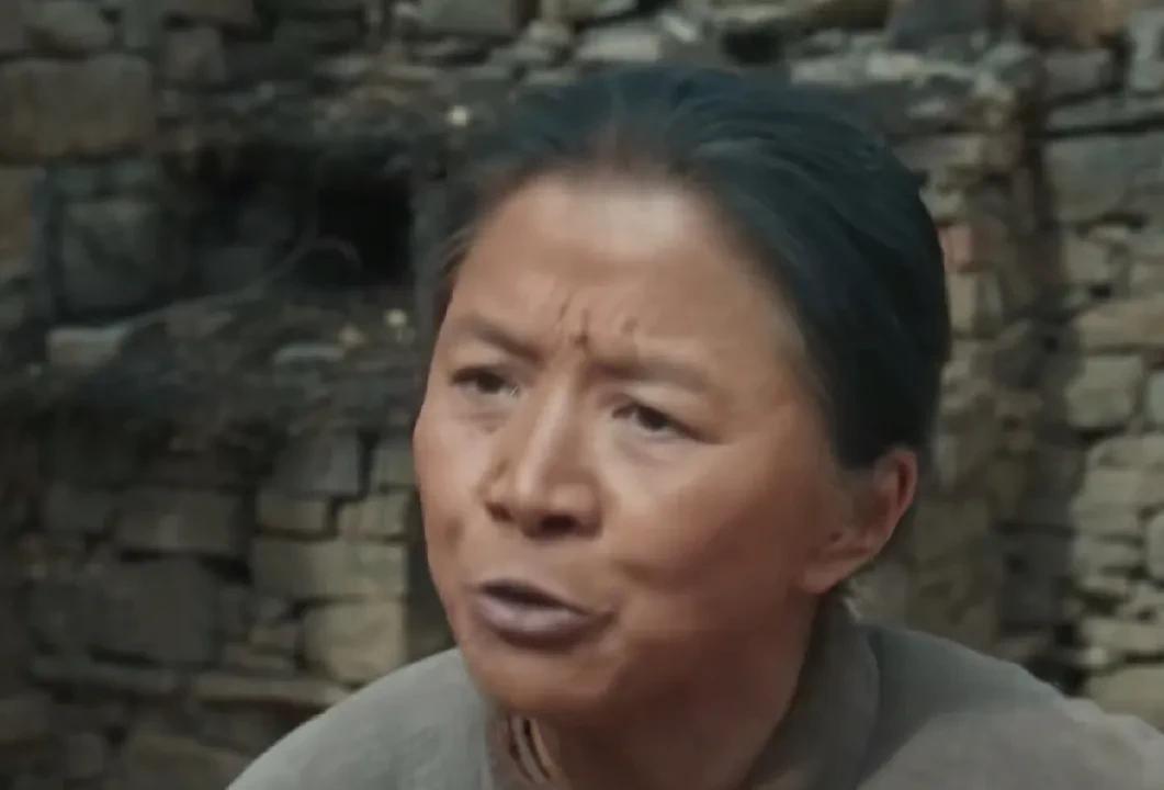 《生万物》全剧最明白的人出炉了，她心里知道，傻桃的孩子，不是铁头的。她把傻