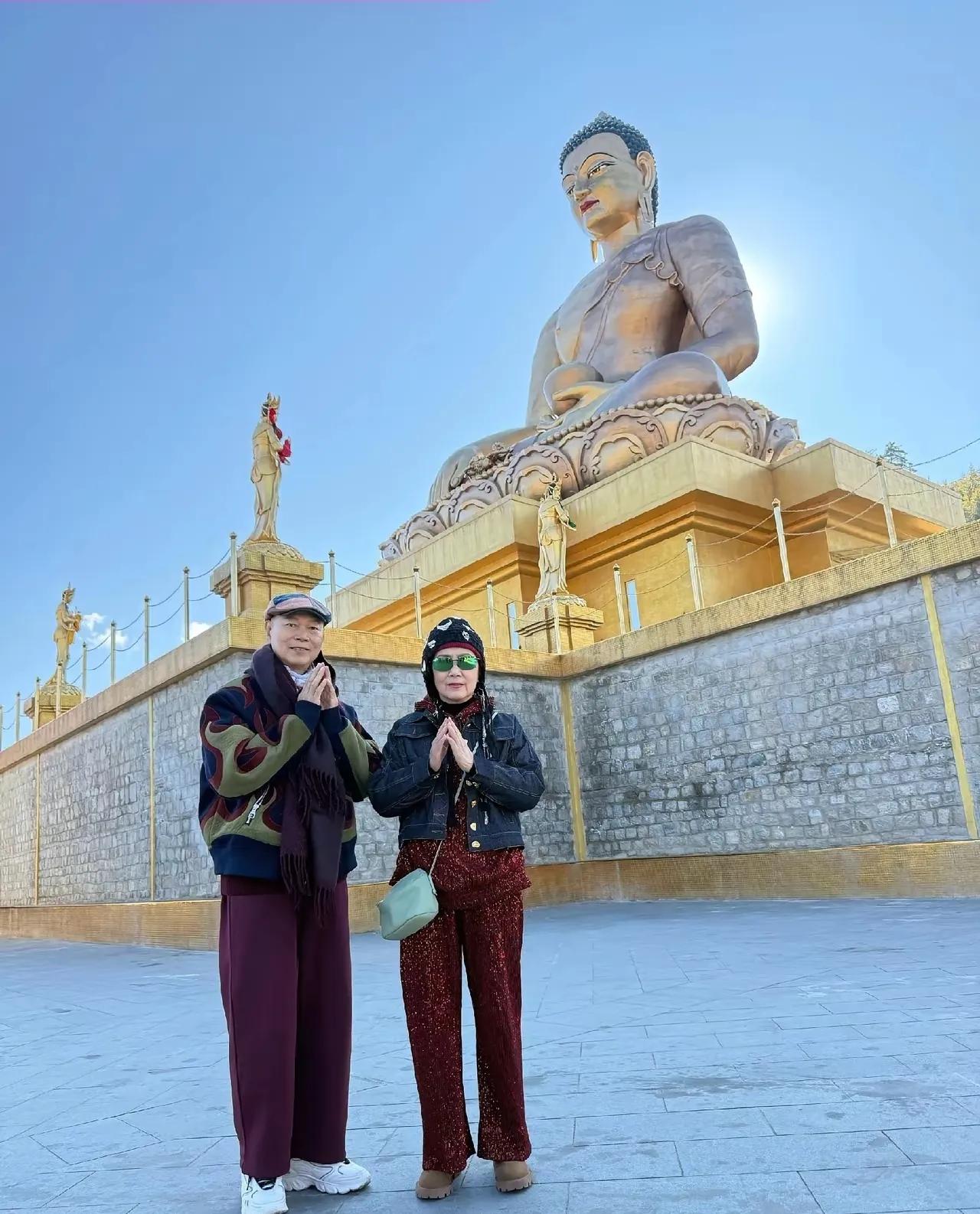 汪明荃和罗家英这对港圈恩爱夫妻，最近去不丹拍《带阿姐看世界》，还顺便补拍了婚纱照