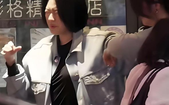 小S街头崩溃痛哭，回应说又想姐姐大S了！ 大S活着的时候就是小S的靠山，但是