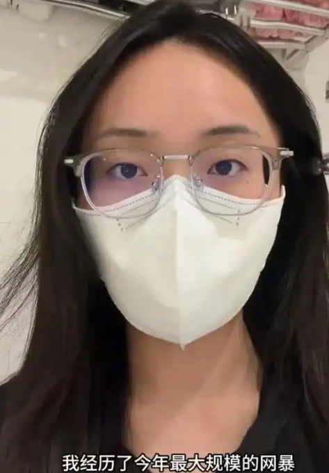 “死不悔改！”杭州电梯诬告案中被行政拘留的女子王某某，拘留期满当天再次发视频。她否认刻意诬告，称当时