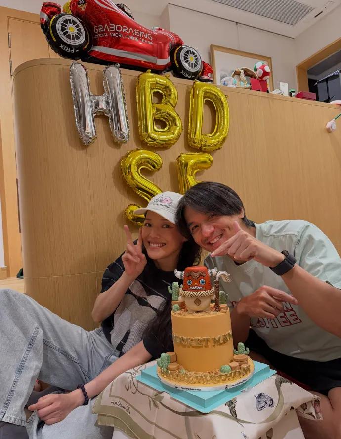 这是8月9日，舒淇为52岁的老公冯德伦庆生时拍摄的居家生日照！镜头中背景的气