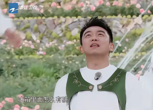 郑恺怼白鹿“为啥有碗”上了热搜底下吵翻了有人说他针对人，拿对baby的态度比，