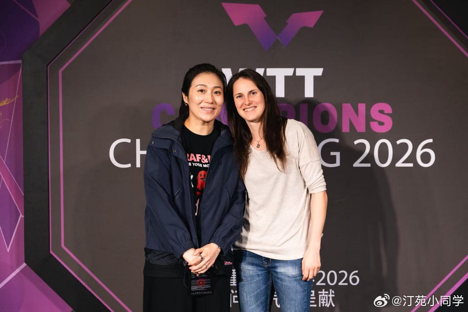 wtt重庆冠军赛2026单说走秀这块，斯佐克斯是真的当成秀场的。小朱好清新，韩莹