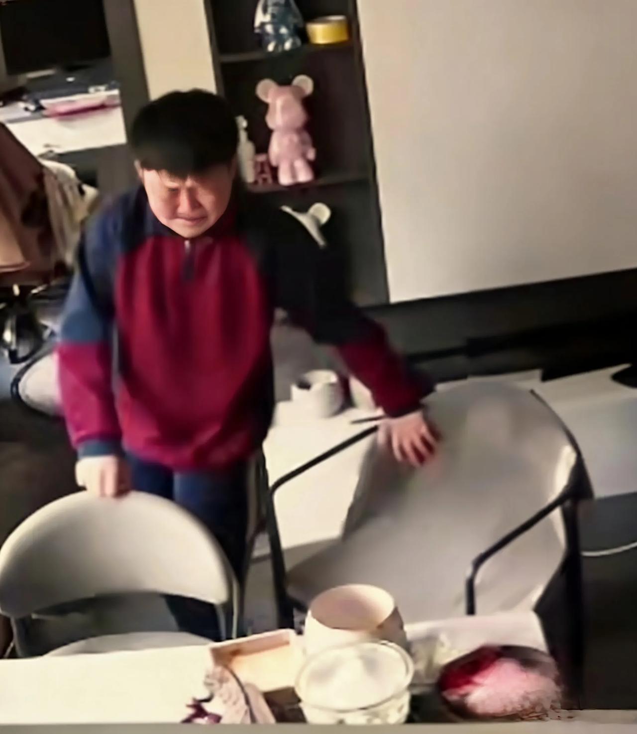 11岁男孩放学路口强装没事，书包刚放下为何瞬间崩溃？福建南平，3月24日，一段