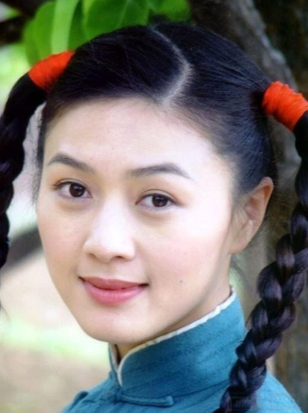 她是素颜美女，虽然戏红人不红，但是年轻时候的照片看起来美丽动人，比现在娱乐圈中的