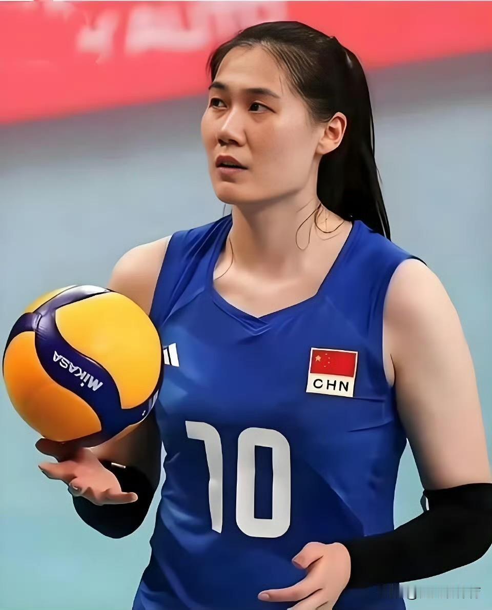 中国女排目前的主攻线捉襟见肘，吴梦洁虽然说没有李盈莹进攻凶悍，但是至少是队伍中一