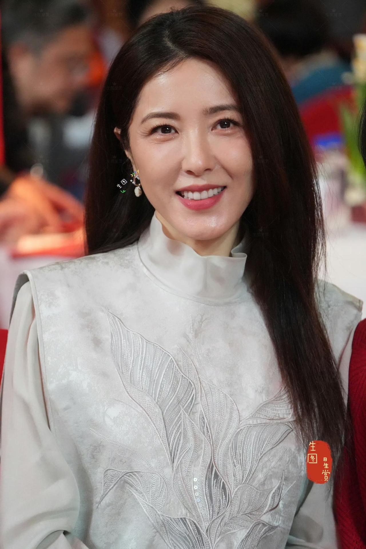 曾黎百花迎春晚会坐席生图，新中式古典大美人。曾黎曾黎冻龄秘诀