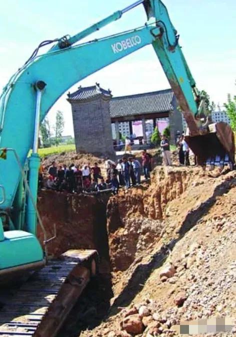2007年，焦作一村居民为“自证”祖坟有700年历史，不惜开掘坟墓，没想到，刚开