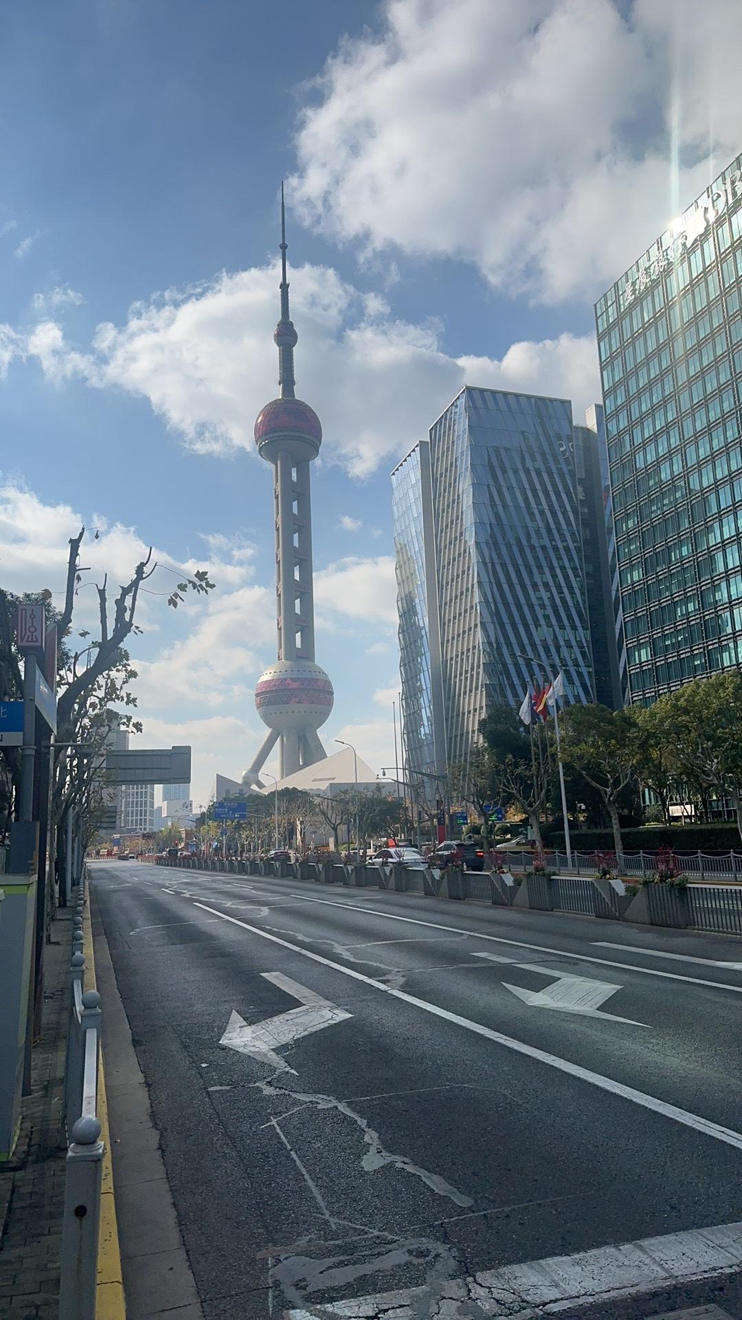 【琅河财经】第一次见一个五十多岁的老总，在我面前像个孩子一样嚎啕大哭。认识他十年