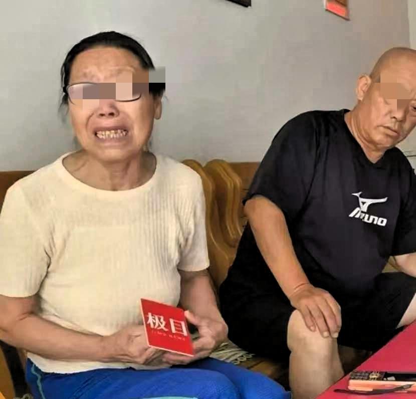 天都塌了！河北石家庄，一70岁阿姨嚎啕大哭，她做保洁，从1楼扫到32楼，每月工资