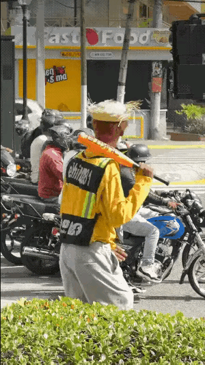 这外国警察执法身手必须敏捷呀！