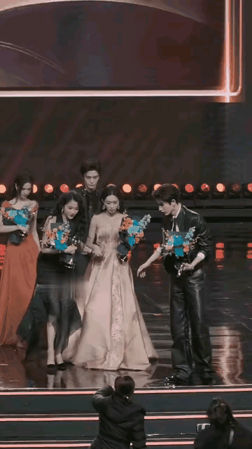 张凌赫icon到底干啥了？这么没有女星缘？先是被白鹿icon翻白眼当路人这里要给