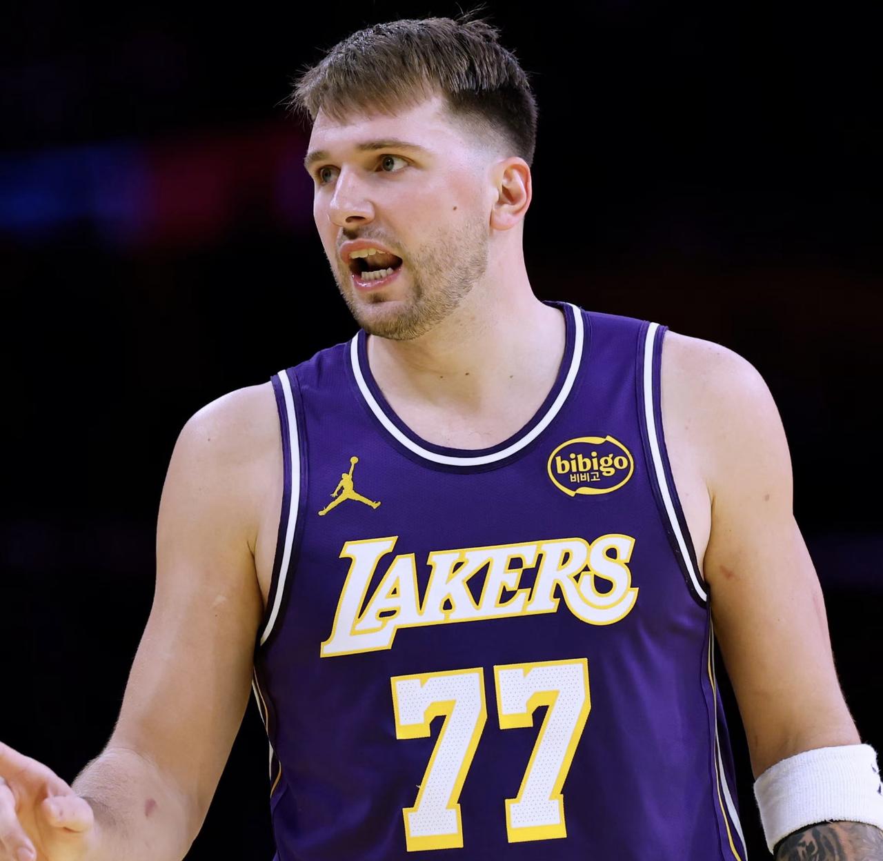 2025-26赛季NBA常规赛中，得分1000+、篮板300+且助攻300+的球