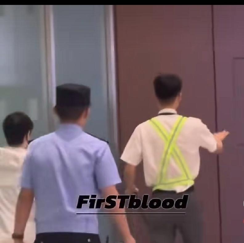 孙颖莎从澳门回北京了，这次走的是VIP通道。VIP通道就是好，很多工作人员为她