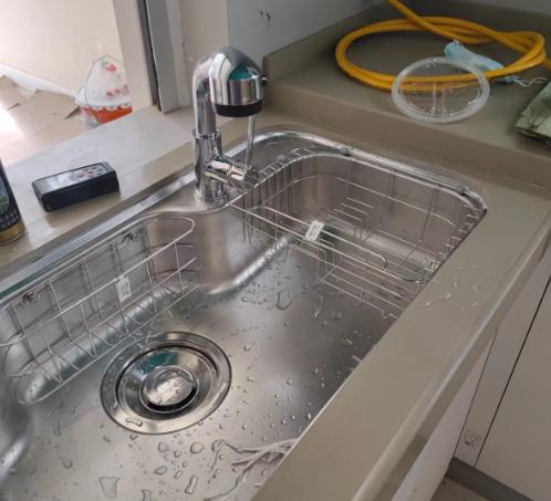 我家第一套房装修，买水槽图便宜，花200块买了个薄皮不锈钢。结果用了半年，盆底被