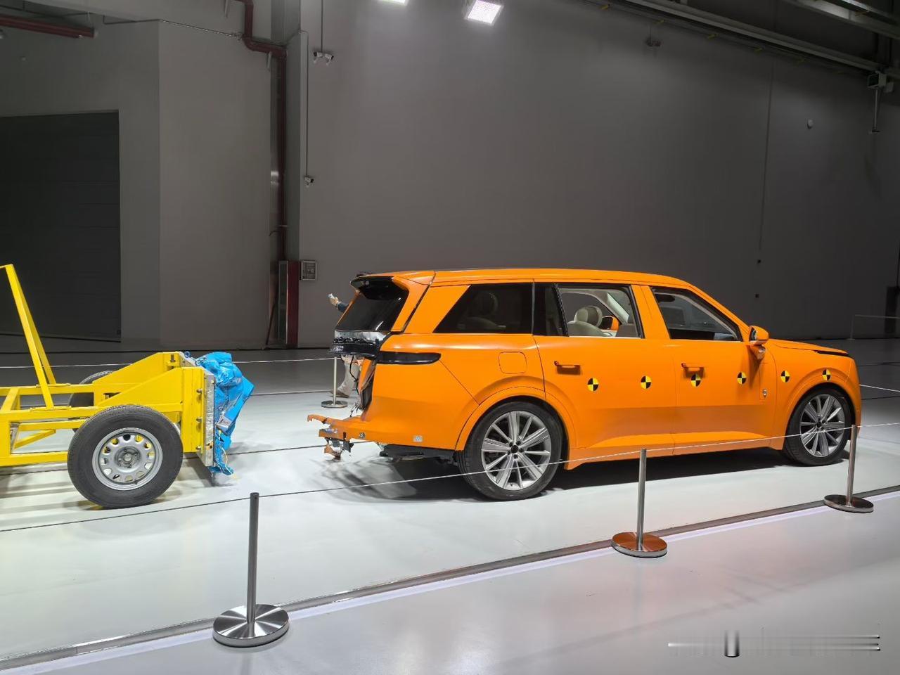 家人们，今晚可是见证了汽车界的超级大事！吉利汽车全球全域安全中心闪亮登场，还一举