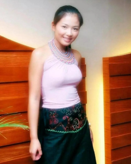 原来刘涛年轻时候长这样，那个时候的穿着打扮好一般，不过身材凹凸有致的，后来女大十