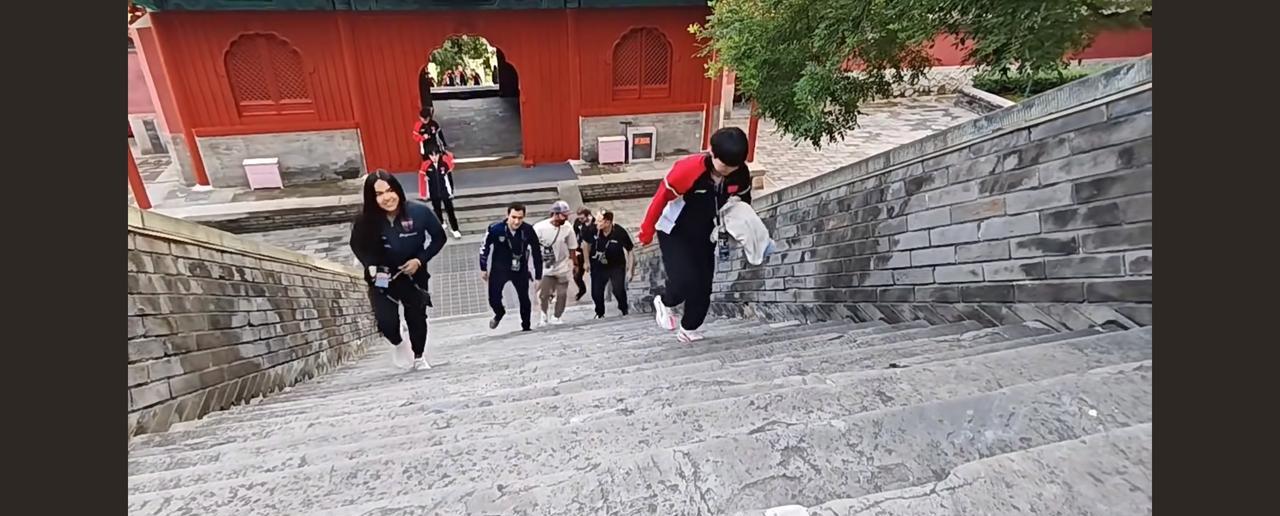 王楚钦吐槽：这是谁设计的抽签仪式？哈哈，没想到吧，原来抽签也要热身啊。看到莎莎