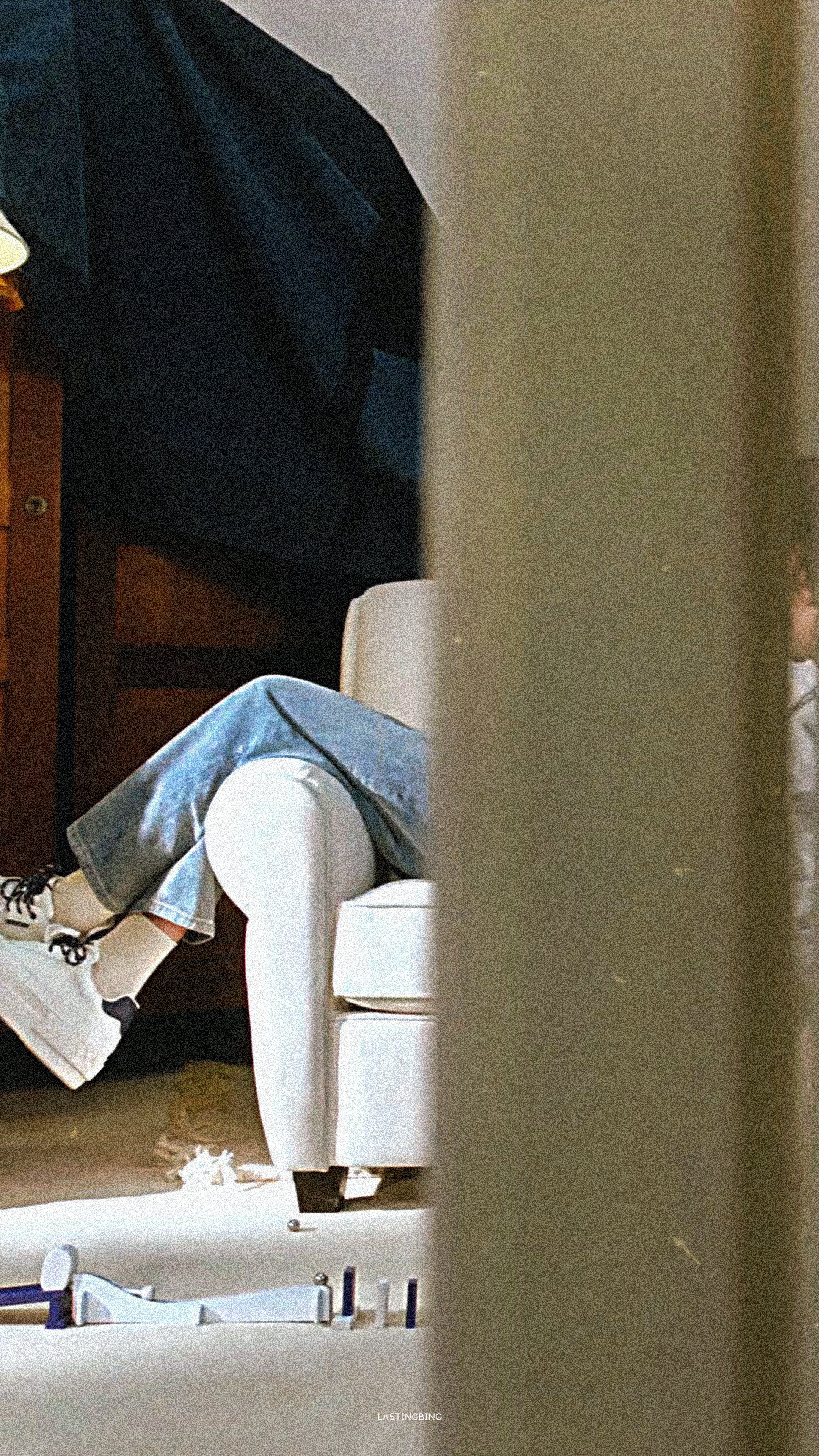 夹缝里找到一只慵懒的咪是正经撸猫房间吗