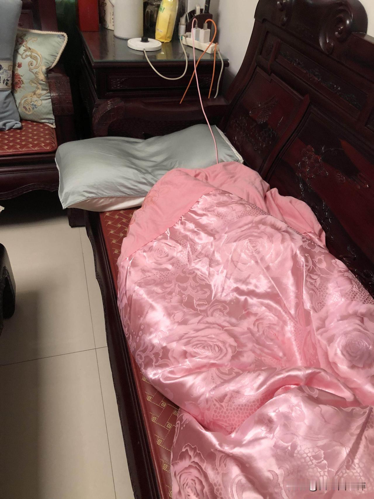 和可以睡到中午12点赖床的权利。我的房间本来是一张我很喜欢的木头上下床，但