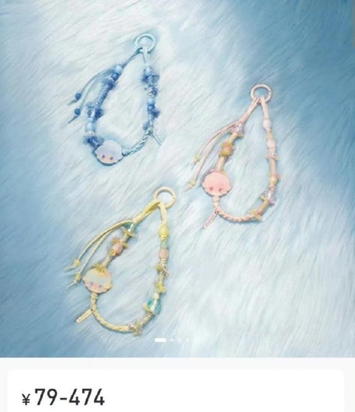 泡泡玛特这位直播间的工作人员是纯纯打工人，无疑了。直播间中，工作人员拿着dim