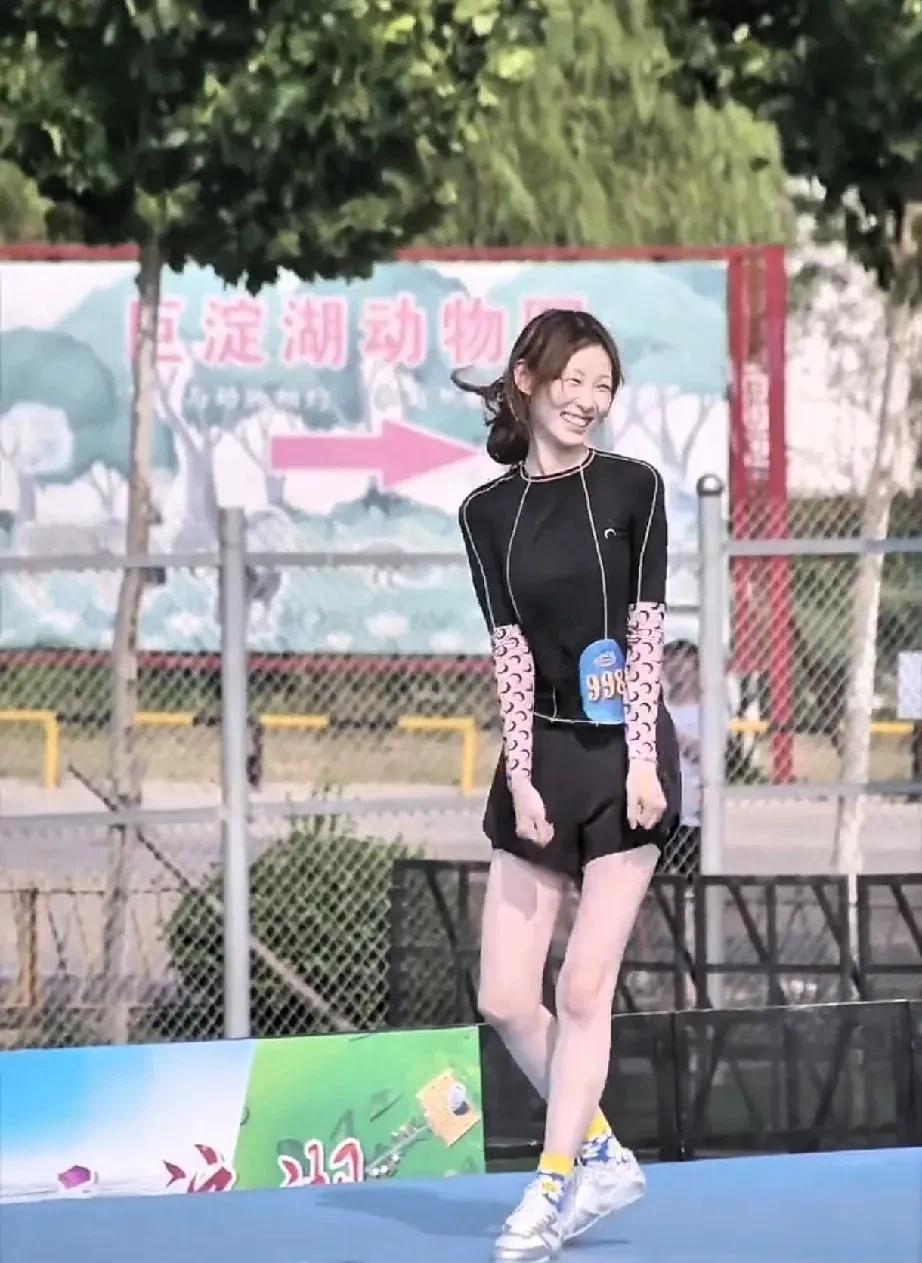 痞幼私下长这样？离开滤镜也就那么回事！好身材和高颜值也没体现出来！这鞋子内增高有