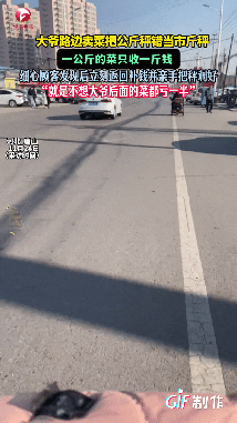 河北唐山，女子看到路边一位大爷在摆摊卖菠菜，就花2块钱买了一斤回去，可到家后发现