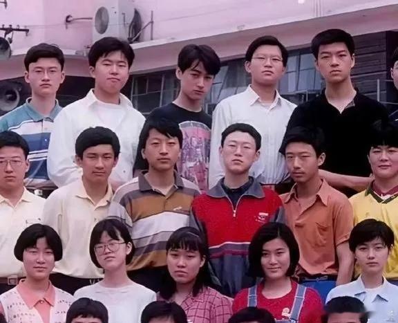 胡歌和班上同学不像是同一个图层的​​​