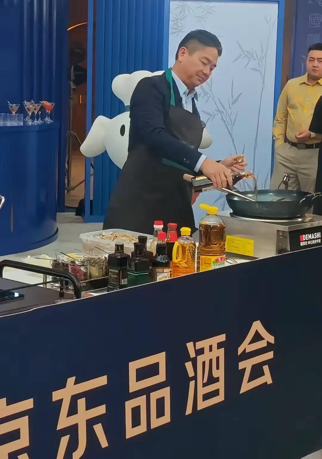 9月16日，在京东首次品酒会上，京东创始人、董事局主席刘强东现身，并为现场观众炒