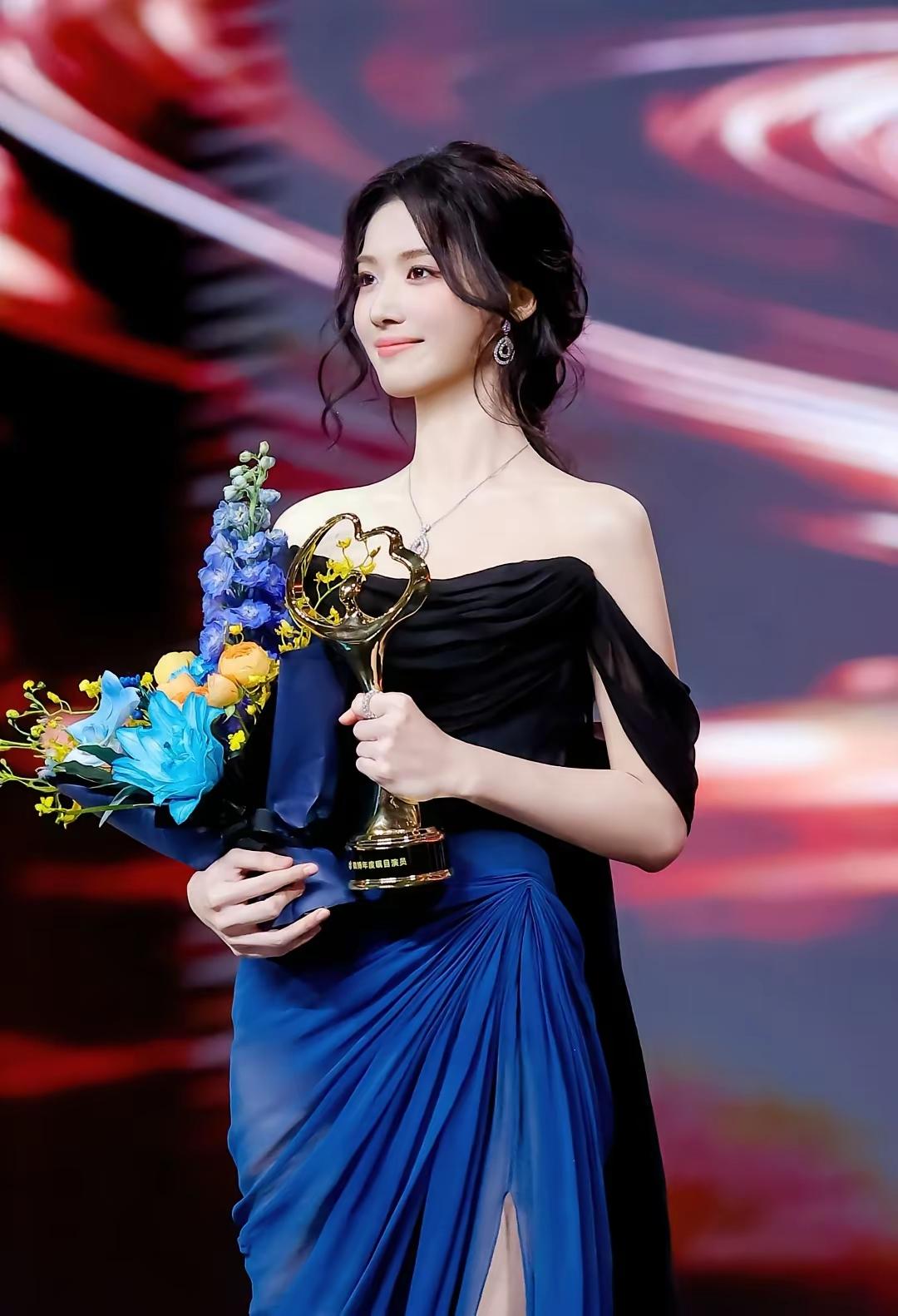 卢昱晓，不只是“抽象少女”，也可以很性感啊[爱心]而且，腿和jio，好好