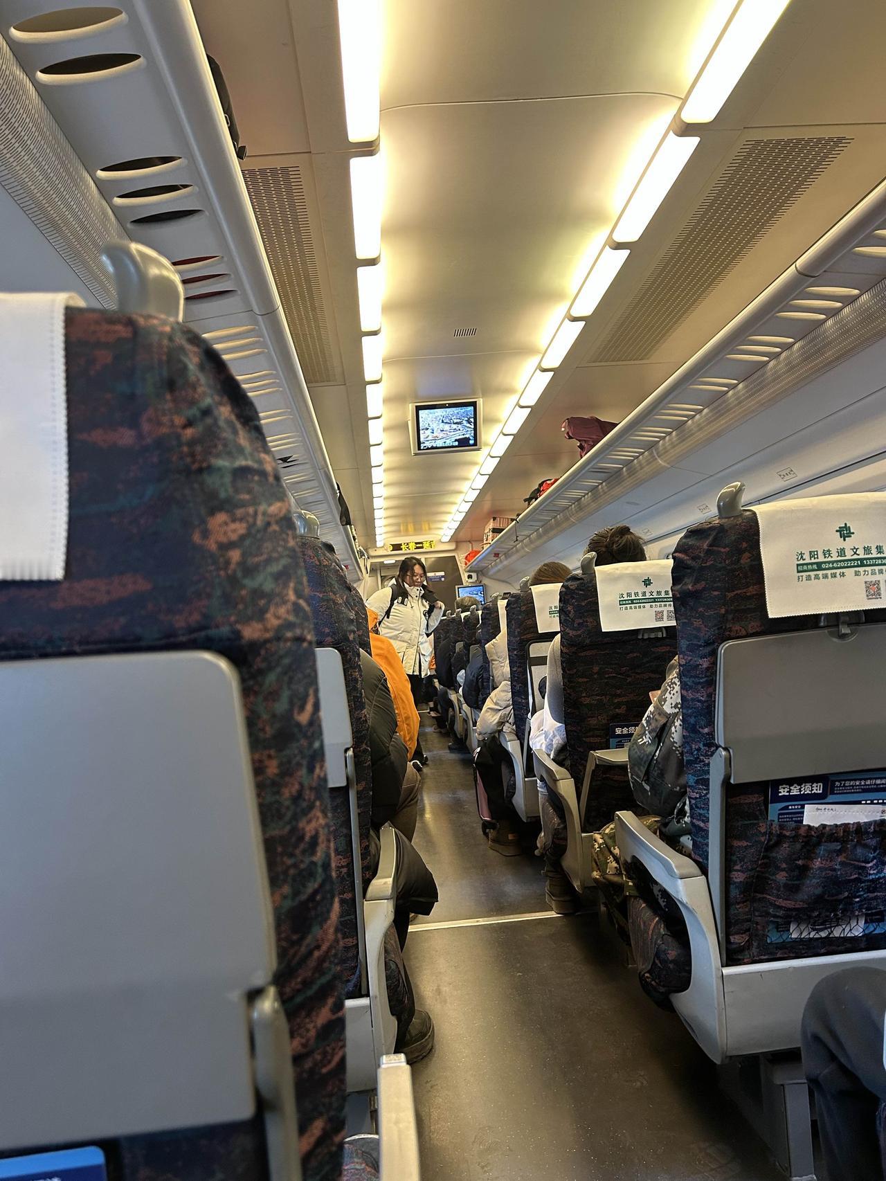 高铁上，爱人见邻座姑娘搬不动箱子，起身帮她把沉重行李抬上行李架。全程姑娘连一