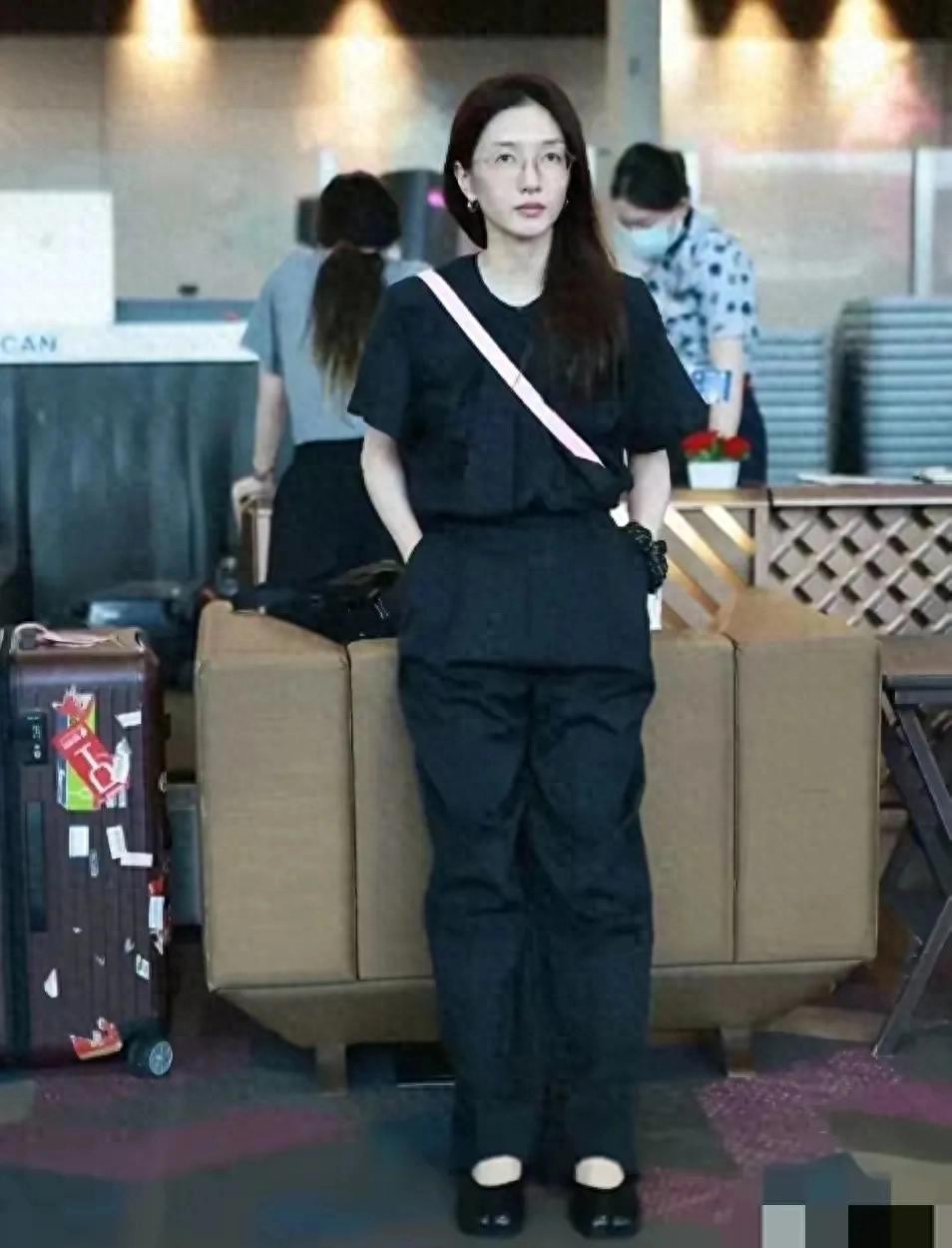 江疏影素颜出现在机场里，没化妆和路人差不多，不过是真的瘦。