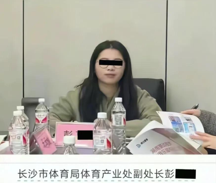 很不理解这个女干部的做法！网传这女的还是个处级干部，霸占人家的车位不还，态度还嚣