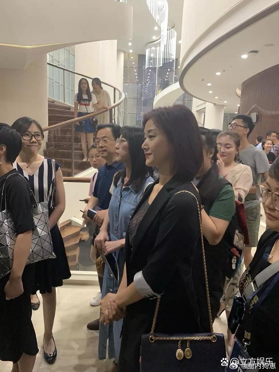 宋祖英状态也太好了！短发利落大气，一身黑色套装优雅端庄，皮肤状态极佳，笑容温柔亲