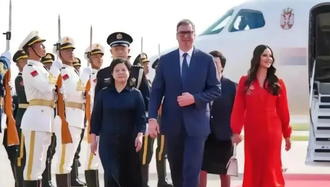 人高马大的塞尔维亚总统武契奇，1.98的身材威武英俊，总是笑容满面的他看上去非常