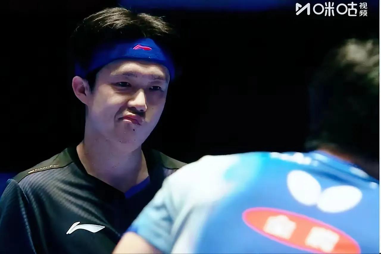 王楚钦4:2力克张本智和，这个细节别再误会了！赛后大头的手指根本不是指向对