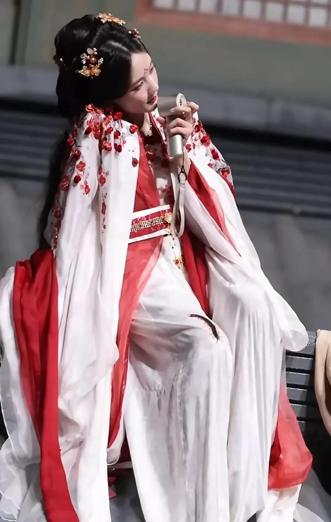 原来李一桐的蜈蚣事件是发生在《书卷一梦》拍摄间歇，当时天热，衣服又厚，一条蜈蚣爬