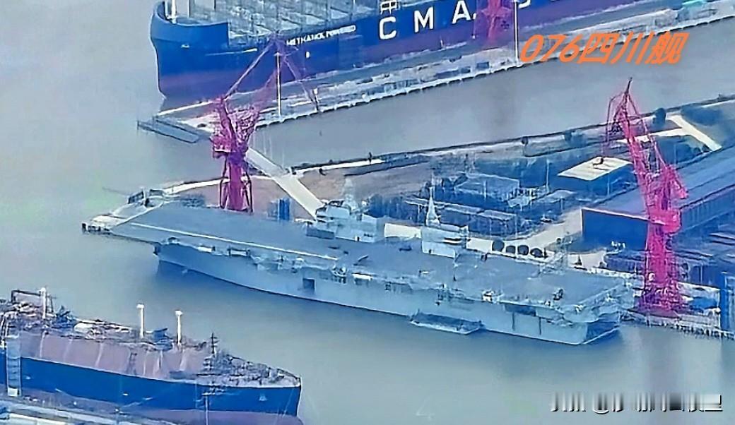 076“大攻”四川舰最新美照曝光，甲板格外清爽，那辆小红车已不见踪迹，显然电磁弹