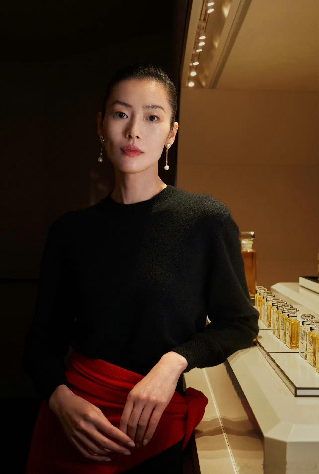 #刘雯全球收入第三的超模#井柏然的两个女友，前倪妮踩井盖，现刘雯秀职场地位[滑稽笑]拉优秀女生背书个