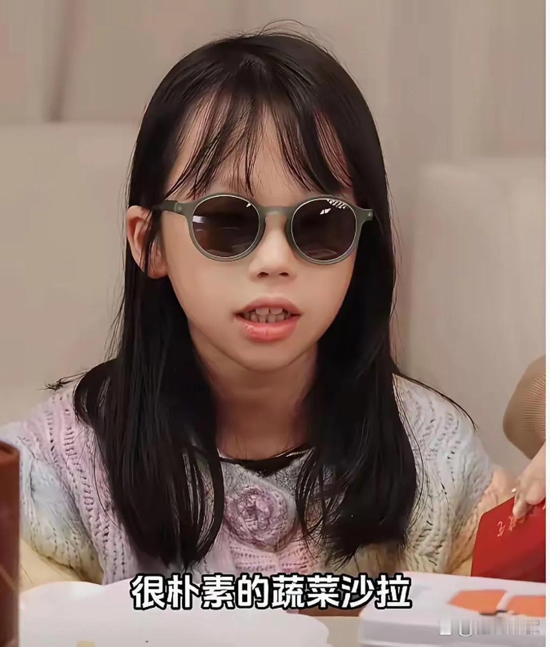伊能静的女儿小米粒确实非常漂亮，她的外貌和气质都在不断变化和成长。‌近期，伊