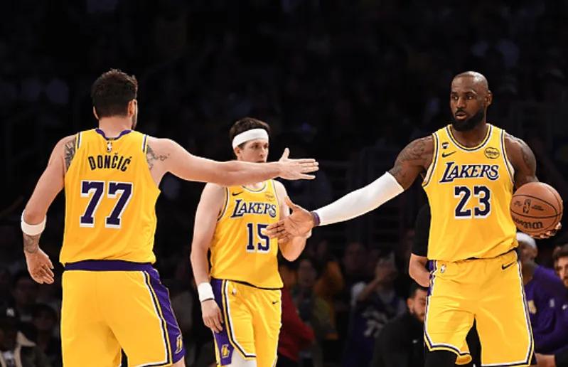 湖人绝杀掘金，论功行赏：1，詹姆斯，飞身抢板创造和穆雷跳球的机会，把湖人众将的