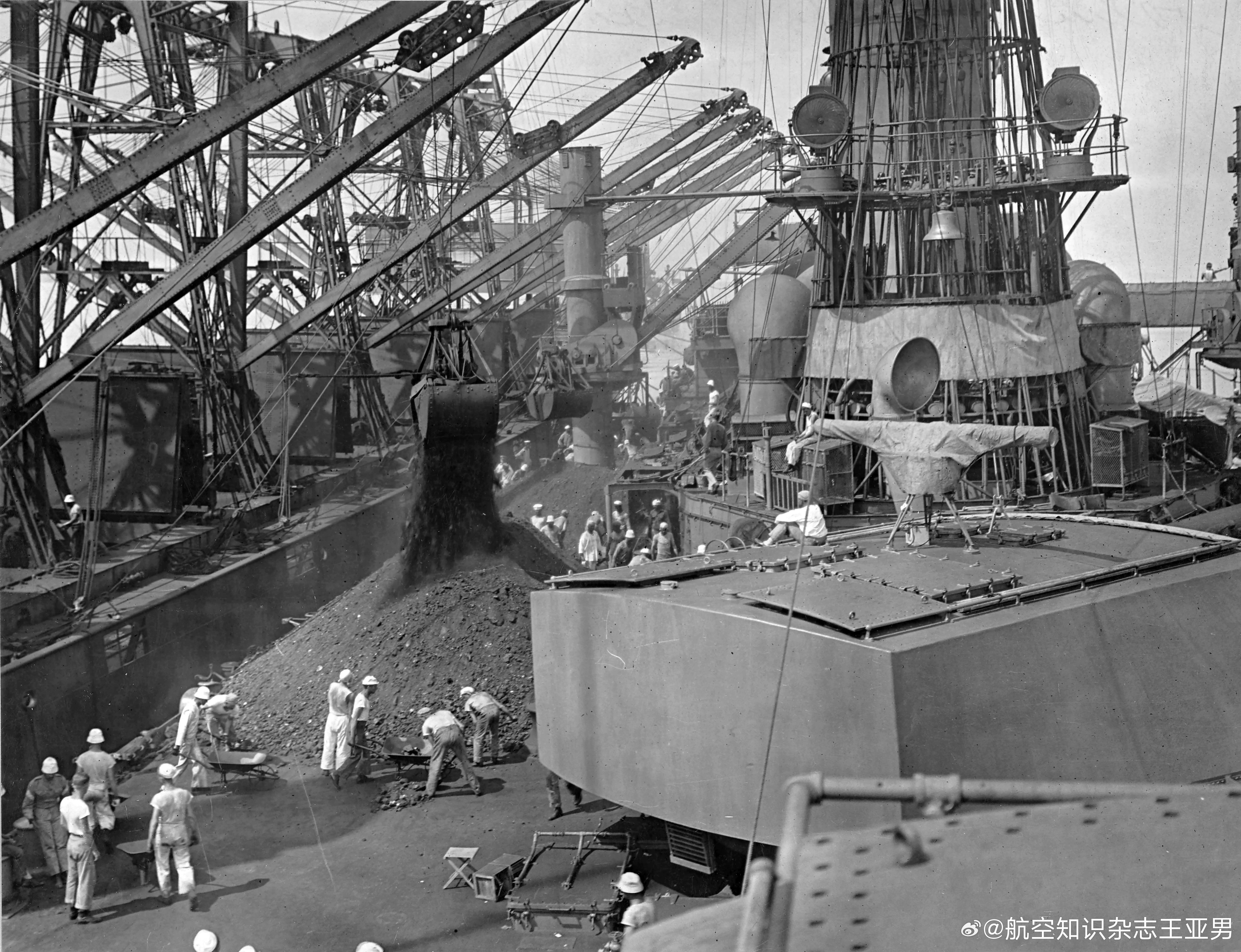 燃煤时代海军主力舰上煤时啥样子？听过说但没见过，这张1918年2月拍摄的照片算是