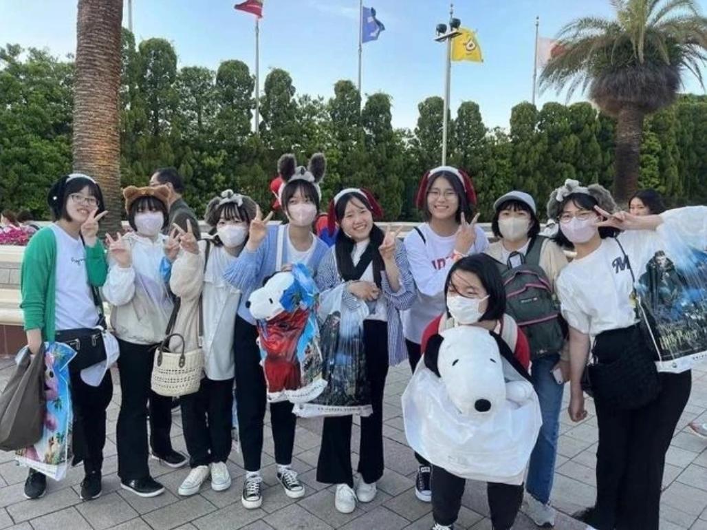 美国人在日本能有多猖狂？29日中国一游学团到日本游学，学生们本来正在街上认真参观