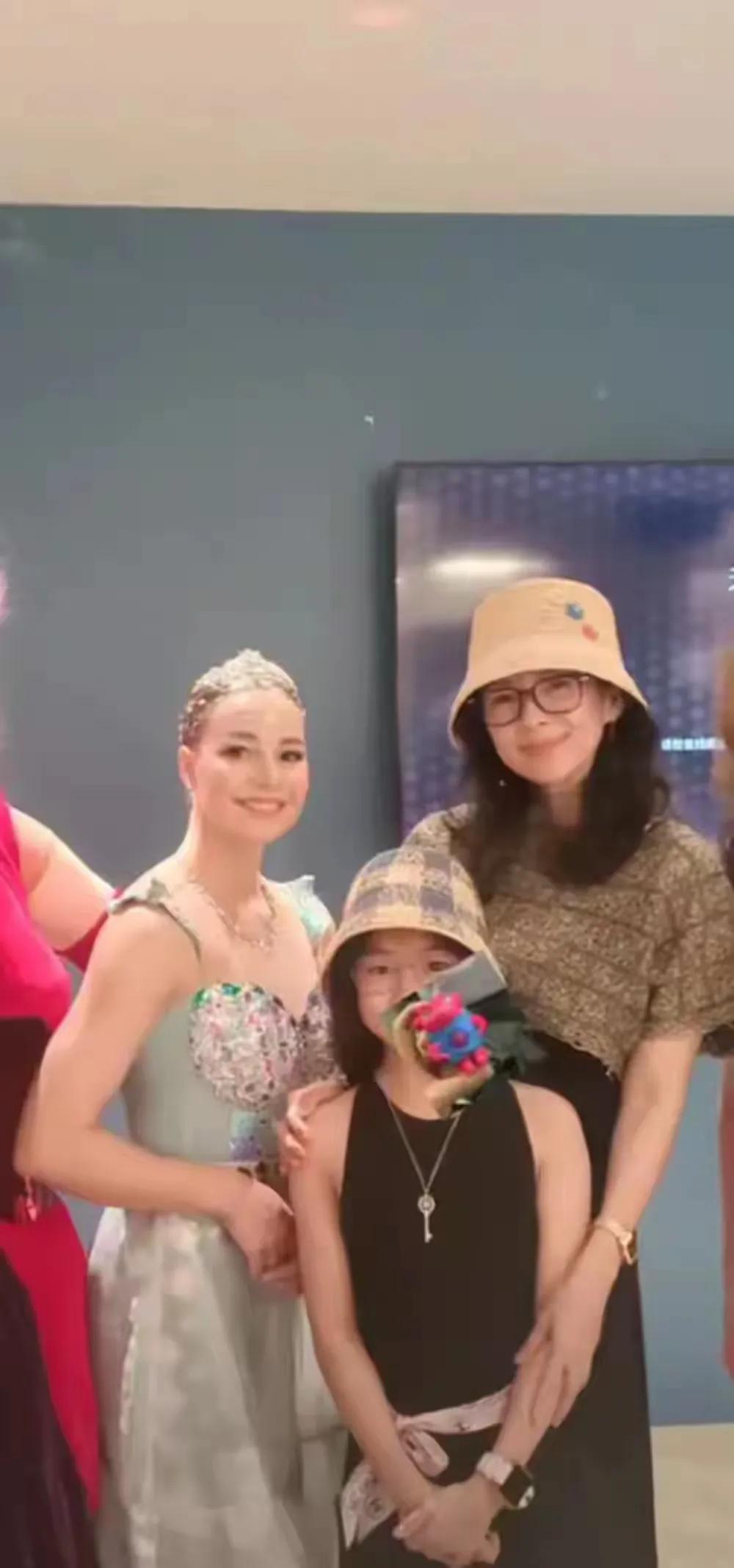 章子怡带女儿看演出温馨同框章子怡带女儿醒醒看演出的照片流出✨她戴渔夫帽穿