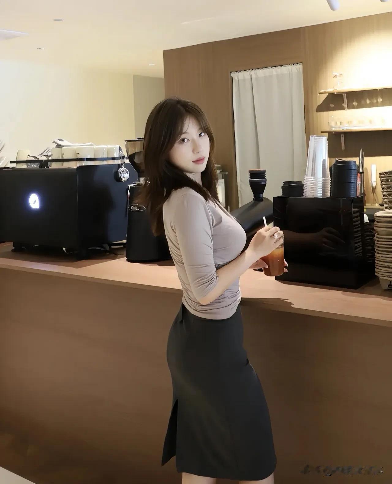 清晨的第一杯，唤醒全身活力。瑜伽服配拿铁，线条与香气交织。自律是她的